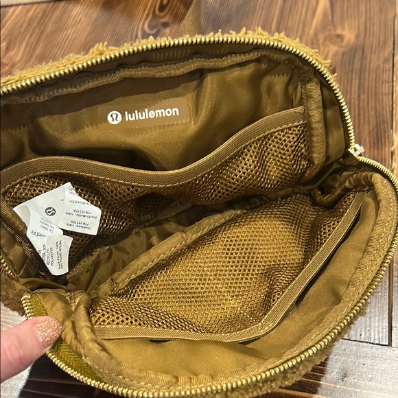 Lululemon Sherpa Belt Bag - Picture 6 of 11